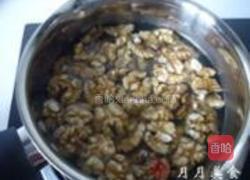 琥珀桃仁的做法图解1