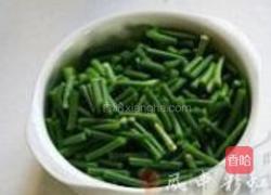 熏干蒜苗的做法图解1