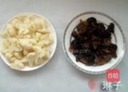 甜椒木耳烧菜花的做法图解1