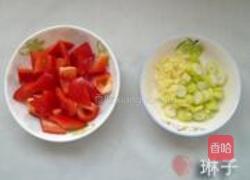 甜椒木耳烧菜花的做法图解2