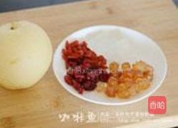 枸杞雪梨炖桃胶的做法图解1