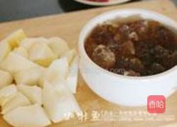 枸杞雪梨炖桃胶的做法图解2
