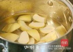 枸杞雪梨炖桃胶的做法图解3