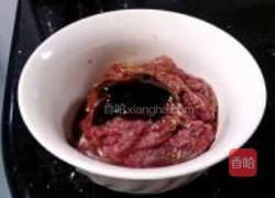 青椒蚝油烩牛肉的做法图解1