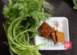 茼蒿香干小炒的做法图解1