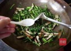 茼蒿香干小炒的做法图解8
