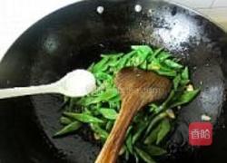 扁豆炒油素鸡的做法图解7