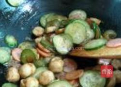 黄瓜火腿炒鱼丸的做法图解6