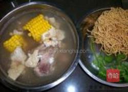 排骨玉米汤煮伊面的做法图解1