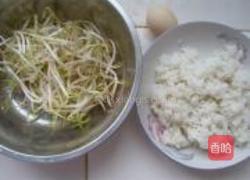 绿豆芽蛋炒饭的做法图解1