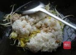 绿豆芽蛋炒饭的做法图解4