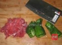 青椒炒牛肉丝的做法图解1