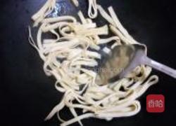 芹菜炒千张的做法图解2