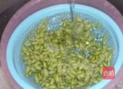 青椒炒毛豆的做法图解2