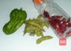 青椒炒毛豆的做法图解1