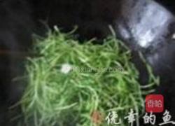 羊肚菌浓汤煨豆苗的做法图解2