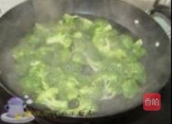 西兰花炒口蘑的做法图解2