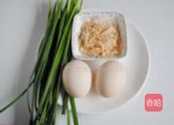 韭香虾米鸡蛋饼的做法图解1