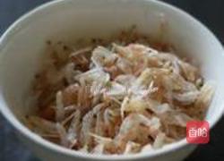 紫甘蓝炒虾皮的做法图解2