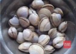 蛤蜊炒青豆的做法图解2