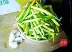 蒜油黄花的做法图解1