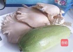 蒜香西葫芦的做法图解1
