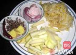 酸菜白肉熬土豆的做法图解1