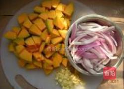 洋葱炒南瓜的做法图解1