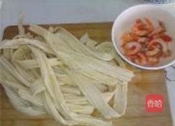 北极虾仁炒腐竹的做法图解1