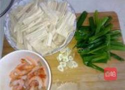 北极虾仁炒腐竹的做法图解2
