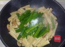 北极虾仁炒腐竹的做法图解6