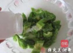 香菠凉瓜炒鸡片的做法图解1