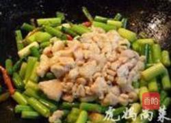 甜蒜苔炒鸡丁的做法图解7