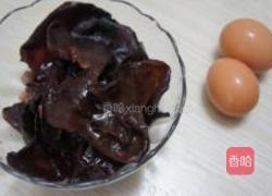 木耳炒蛋的做法图解1