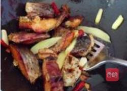 青椒焖腊鱼的做法图解4