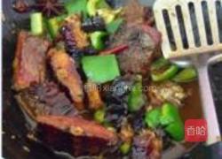 青椒焖腊鱼的做法图解6