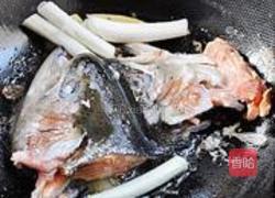 番茄三文鱼头汤的做法图解2