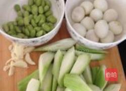 丝瓜毛豆鹌鹑蛋的做法图解2