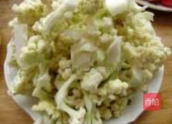 胡萝卜青椒炒菜花的做法图解1