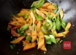胡萝卜青椒炒菜花的做法图解4
