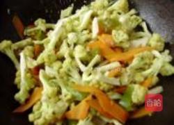 胡萝卜青椒炒菜花的做法图解6
