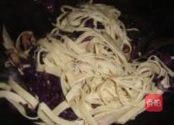 紫甘蓝炒千张的做法图解3