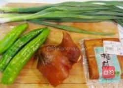 蒜苗炒香干猪耳的做法图解1