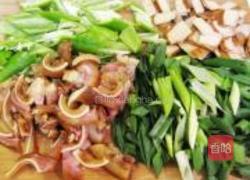 蒜苗炒香干猪耳的做法图解2