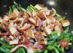 蒜苗炒香干猪耳的做法图解5