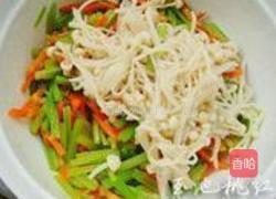 凉拌芹菜金针菇的做法图解3