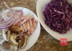 紫甘蓝炒面的做法图解2