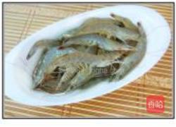 蒜香开片基围虾的做法图解1