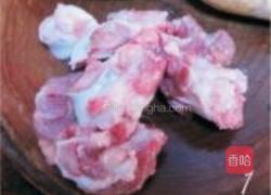 白萝卜猪骨汤的做法图解1