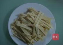 扁豆千张炒香肠的做法图解2